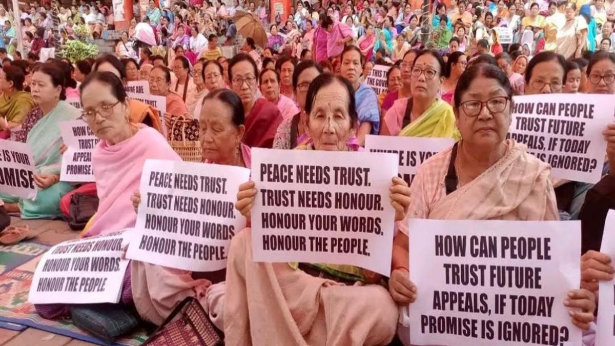 Arambai Tenggol सदस्यों और Village Volunteers की गिरफ्तारी के खिलाफ इमाओं का प्रदर्शन